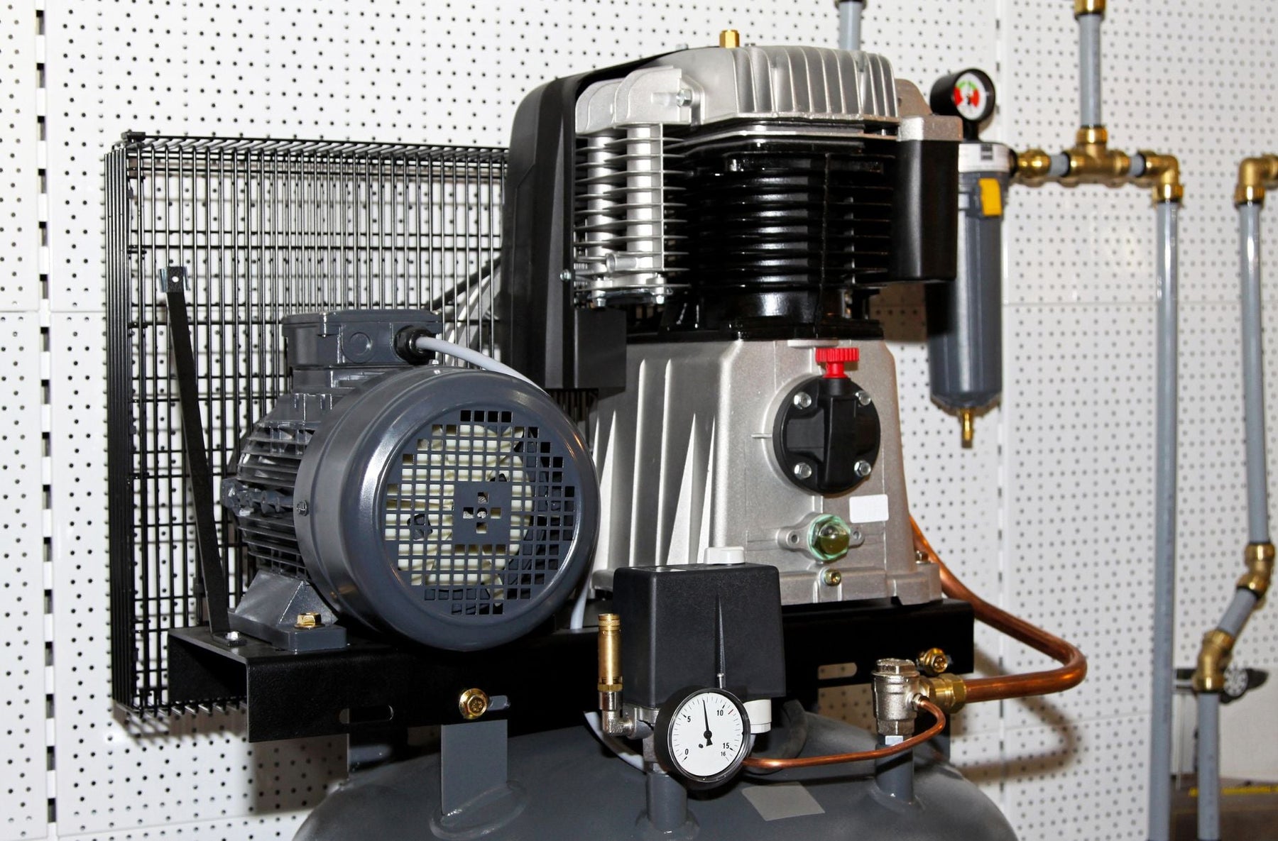 How to Replace the Air/Oil Separator Element in a Rotary Screw Compressor